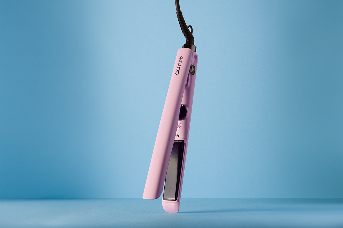 Flat iron with tourmaline