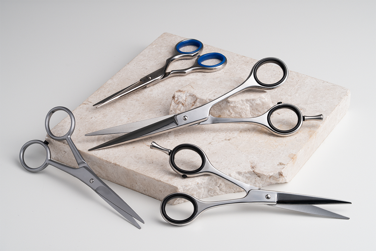 Offset and regular hairdressing scissors