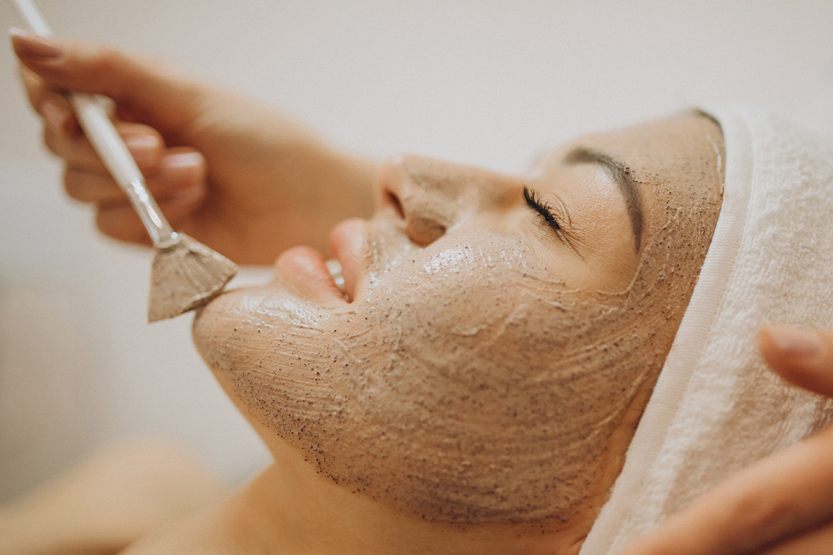 Facial exfoliation effectively removes dead skin cells from the surface of the skin