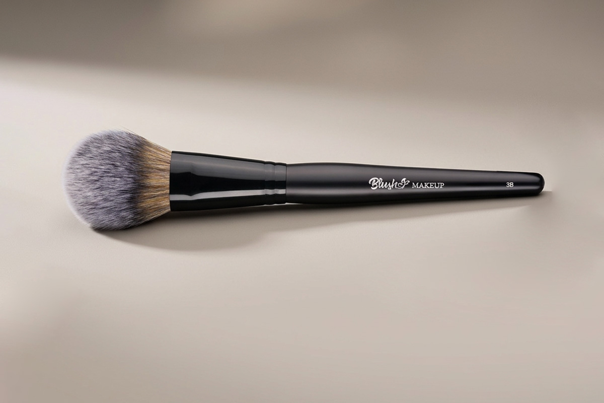 Makeup brush for loose powder enables even application
