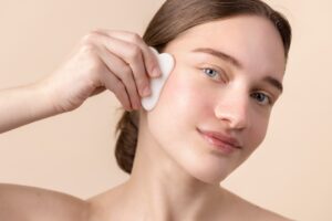 Čudesni gua sha kamen za masažu lica – upotreba i benefiti
